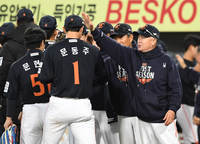 [포토]한화 김경문 감독, MVP 문동주 쓰담쓰담