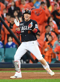 [포토]안타에 기뻐하는 한화 하주석