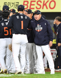 [포토]하이파이브 나누는 한화 문동주와 김경문 감독