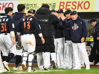 [포토]승리의 하이파이브를 나누는 한화 김경문 감독