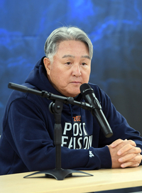 [포토]한화 김경문 감독, 3차전을 승리로!