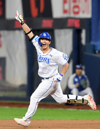 [포토]솔로 홈런에 기뻐하는 삼성 김태훈