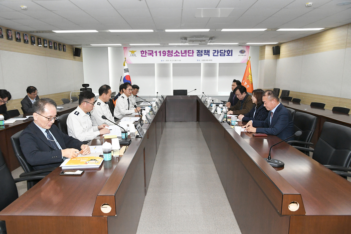 김승룡 소방청장 직무대행이 21일 ‘소방청-한국119청소년단 정책 간담회’ 를 주재하고 있다. 사진|소방청