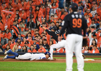 [포토]류현진의 위기를 지우는 강민호의 더블 아웃