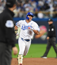 [포토]삼성 김태훈, 솔로 홈런에 미소가 절로