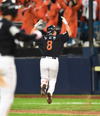 [포토]재역전 홈런에 기뻐하는 한화 노시환