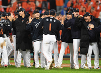 [포토]승리의 기쁨을 나누는 한화 문동주