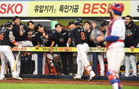 [포토]경기 다시 뒤집은 한화 노시환