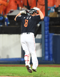 [포토]한화 노시환, 역전 홈런에 폴짝폴짝