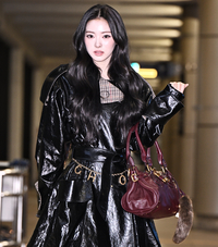 글로시 블랙 룩으로 공항 패션 장악한 ‘MEOVV(미야오)’ 안나!