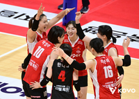 개막전 또 이변! 페퍼, 조이 빠졌지만 우승 후보 도로공사 잡았다…OK는 삼성화재에 진땀승