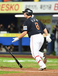 [포토]2점 홈런으로 재역전 만드는 한화 노시환