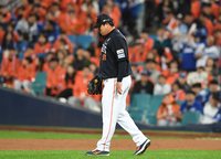 [포토]피홈런 두 방에 고개 떨군 한화 류현진