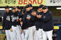 [포토]선수들에게 박수를 보내는 한화 김경문 감독