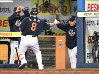 [포토]노시환의 역전 홈런을 축하하는 한화 김경문 감독