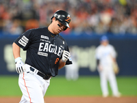 [포토]한화 노시환, 역전 홈런에 유유히