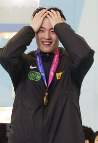 中쑨양 자유형 200m 아시아 기록, 황선우가 넘었다…눈물터진 감격의 레이스 “인생에서 손꼽을 만큼 행복한 순간”