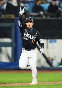 [포토]한화 문현빈, 3점 홈런 넘겼어!