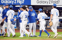 [포토]승리의 하이파이브를 나누는 삼성 박진만 감독