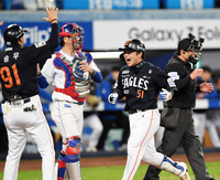 [포토]한화 문현빈, 이번엔 3점 홈런!