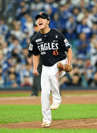 [포토]한화 정우주, 위기 넘겼다!