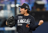 [포토]박병호 잡아내며 위기 넘기는 한화 김범수