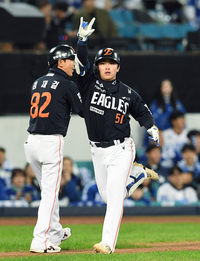 [포토]3점 홈런 넘긴 한화 문현빈