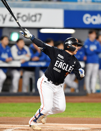 [포토]한화 문현빈, 삼성 원태인 상대 1타점 2루타