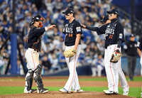 [포토]한화 김서현의 교체 아웃에 위로하는 동료들