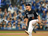 [포토]위기 탈출에 포효하는 한화 정우주