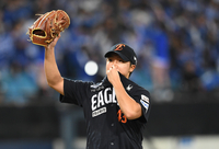 [포토]유니폼에 입맞춤을 하는 한화 정우주