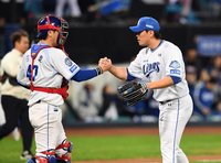 [포토]4차전 승리 지켜낸 삼성 김재윤과 강민호