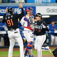 [포토]한화 문현빈, 3점 홈런의 기쁨