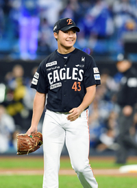 [포토]위기 탈출에 미소 짓는 한화 정우주