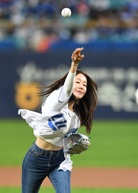 [포토]힘차게 시구하는 엄지원