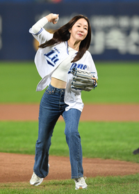 [포토]배우 엄지원의 승리 기원 시구