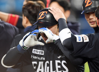 [포토]한화 문현빈, 3점 홈런의 기쁨을!