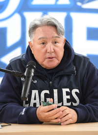 [포토]한화 김경문 감독, ‘4차전은 심우준이 선발로 나갑니다!’