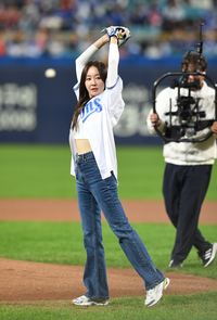 [포토]엄지원의 시구, 몸매 뽐내며!