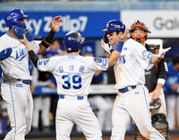 [포토]동점 3점 홈런 넘긴 삼성 김영웅