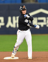 [포토]선취점 뽑아내는 한화 문현빈