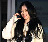 있지(ITZY) 류진, 공항 패션으로 선보인 우아한 올화이트 룩··· 심플함 속 세련미 돋보이는 스타일링