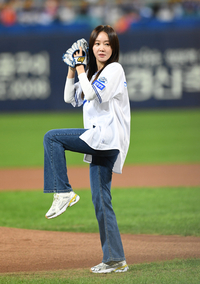 [포토]엄지원, 플레이오프 4차전 시구