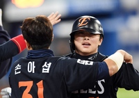 [포토]손아섭과 홈런의 기쁨을 나누는 문현빈