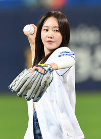 [포토]멋지게 시구하는 엄지원