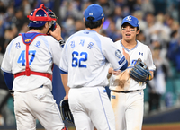 [포토]3점 홈런 2개로 4차전 승리 이끈 삼성 김영웅