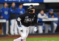 [포토]한화 문현빈, 홈런 넘어간다!