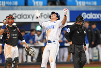 [포토]동점 3점 홈런의 기쁨을 만끽하는 삼성 김영웅