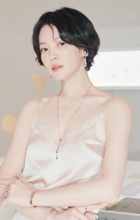 ‘자체발광’ 송혜교, 실크룩 한 장으로 끝…숏컷에 럭셔리美 폭발