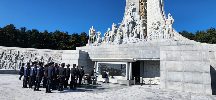 2024년 제21회 순직 소방공무원 추모식 중 대전현충원 현충탑에서 참배하고 있다. 사진|소방청